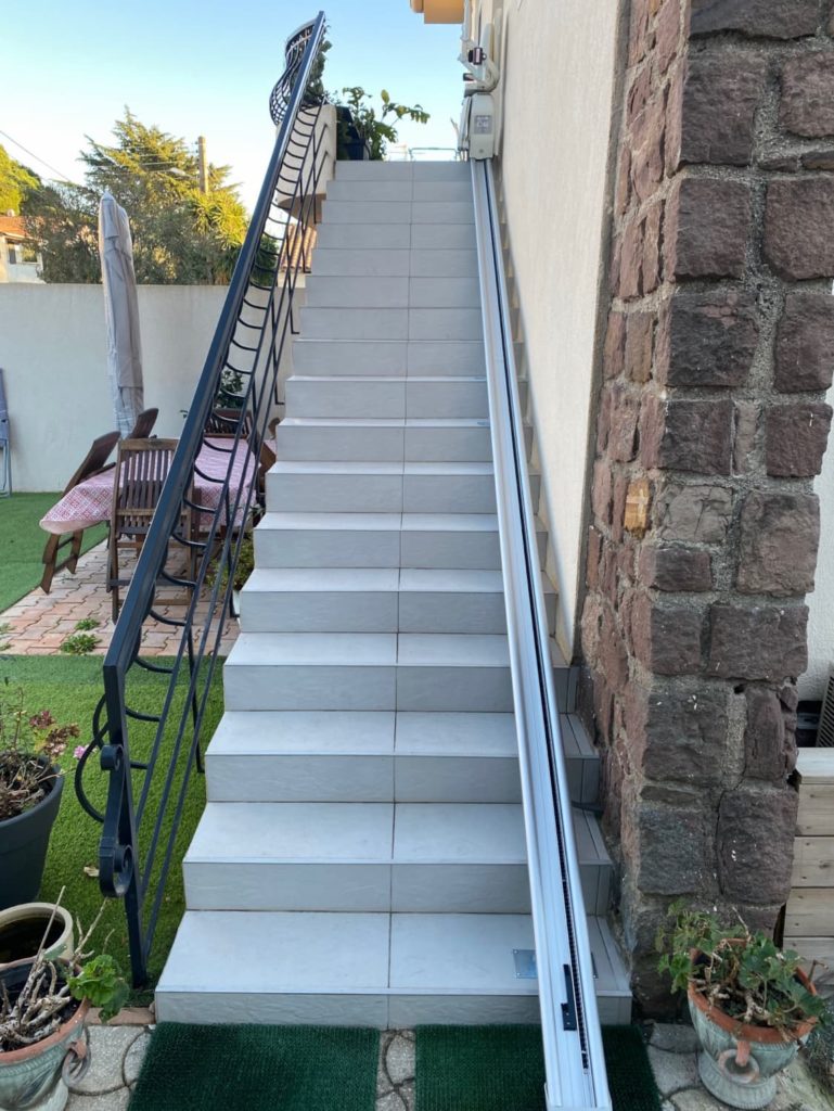 Monte-escalier extérieur droit extérieur